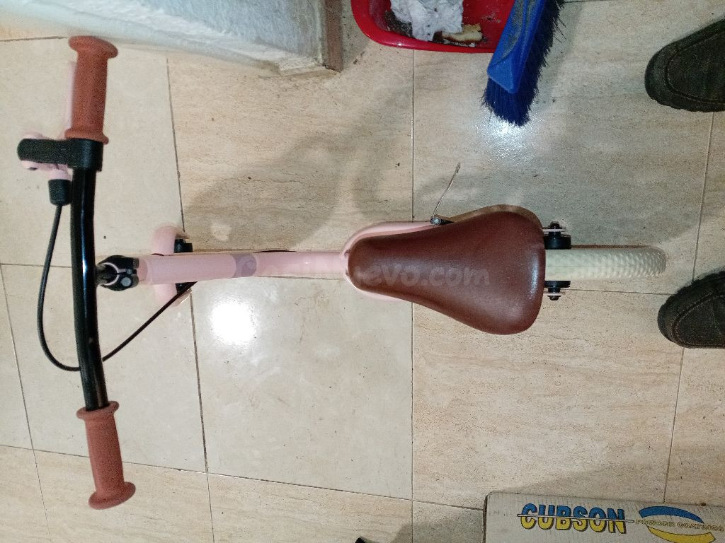 Bicicleta de equilibrio rosa para niños