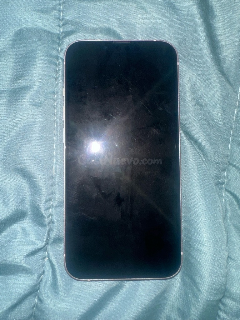 iPhone 13 rosa con daño en la parte trasera