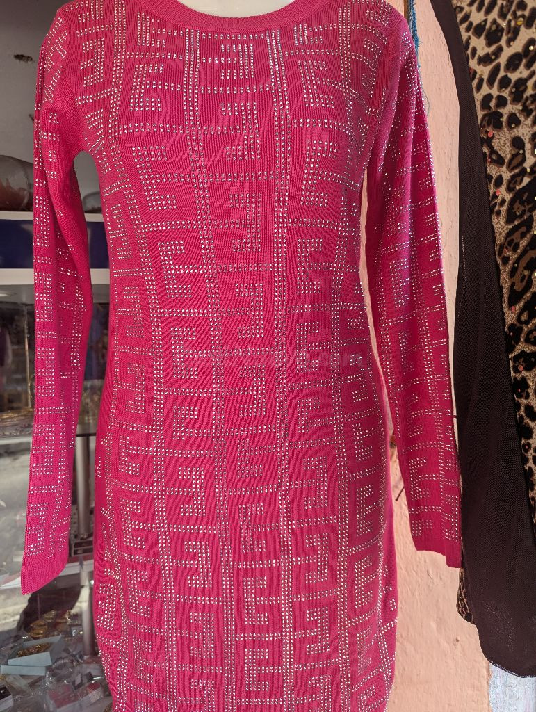 Vestido largo rosa con patrón geométrico - foto 2