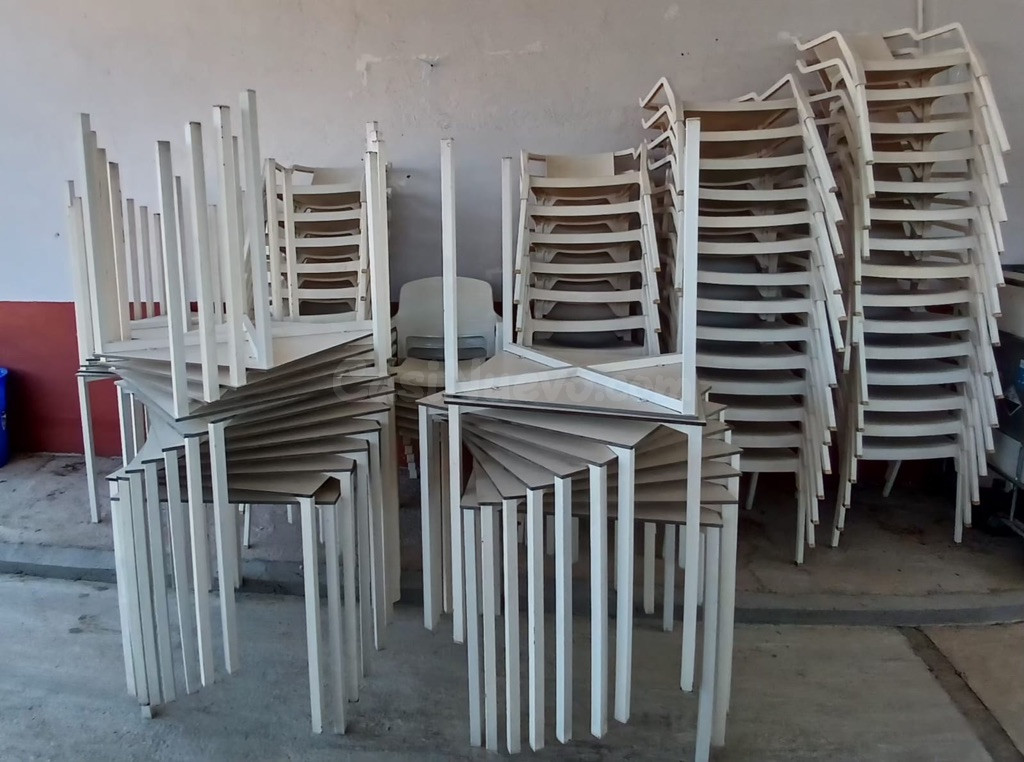 Lote 27 Mesas y 40 Sillas Apilables - Hostelería/Eventos