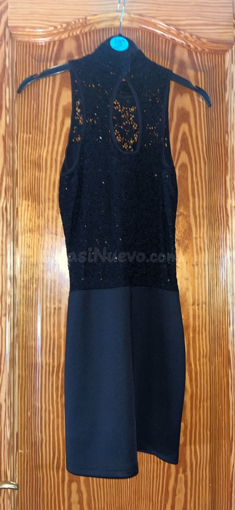 Elegante Vestido Mini Negro con Cadena