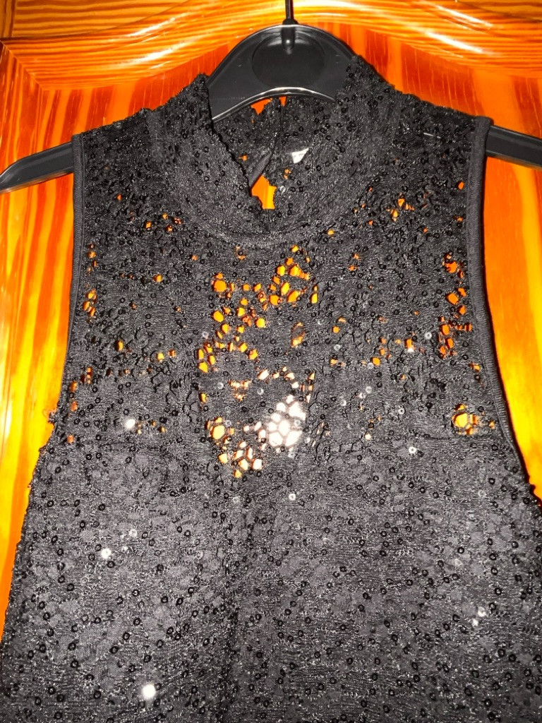 Elegante Vestido Mini Negro con Cadena - foto 4
