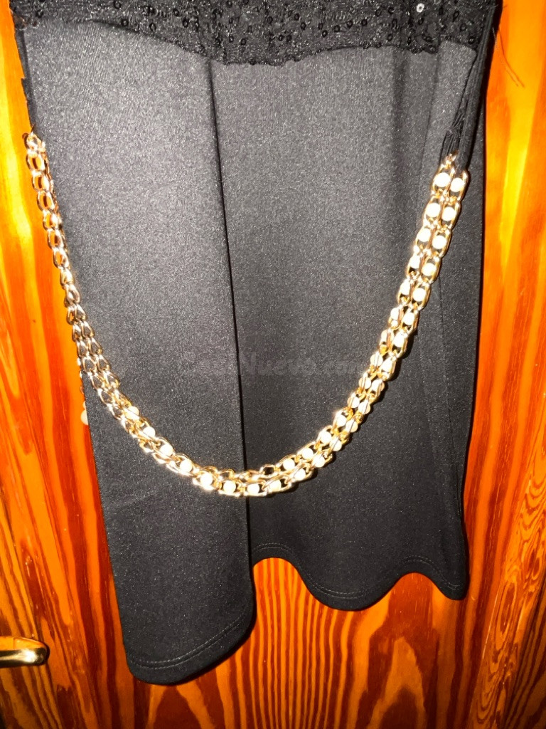 Elegante Vestido Mini Negro con Cadena - foto 5