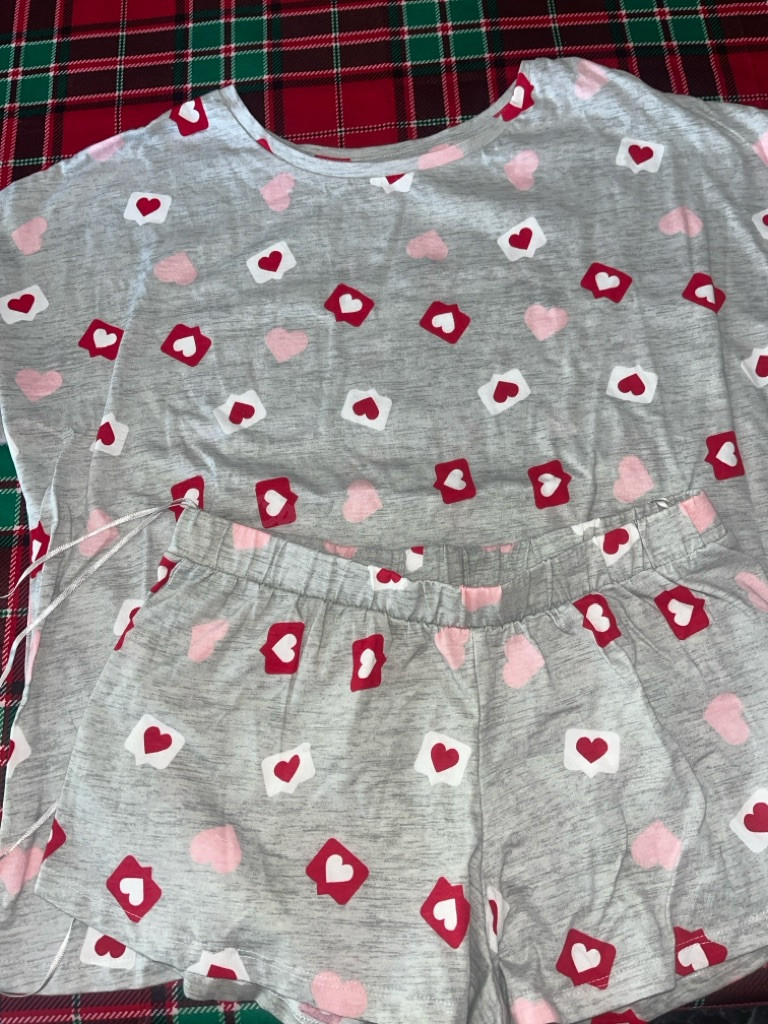Pijama corta gris con corazones