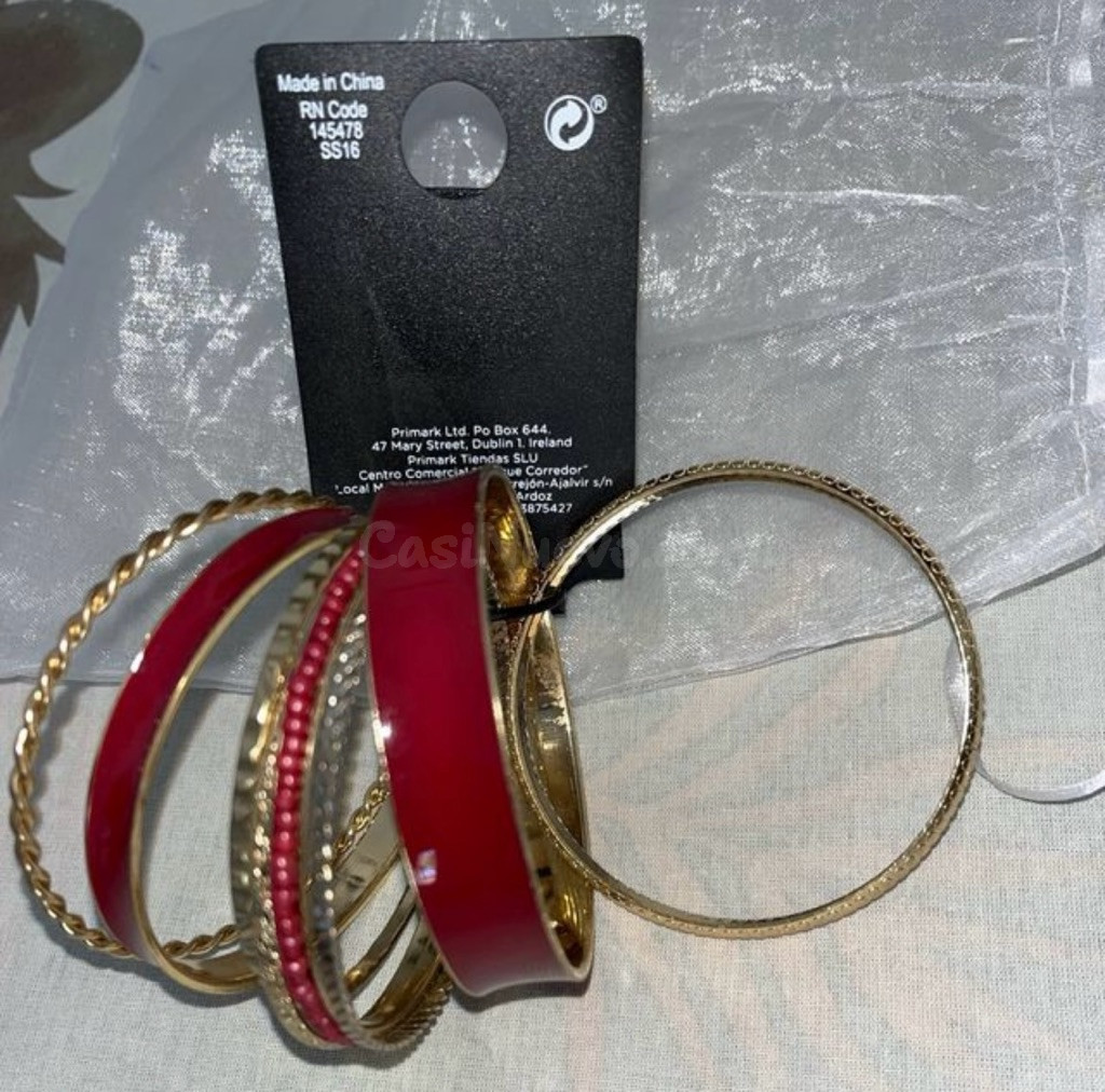 Set de pulseras doradas y rojas Primark