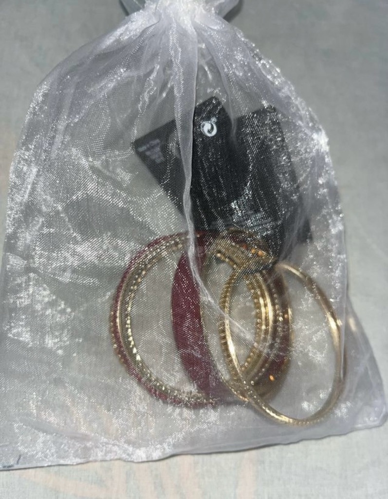 Set de pulseras doradas y rojas Primark - foto 3