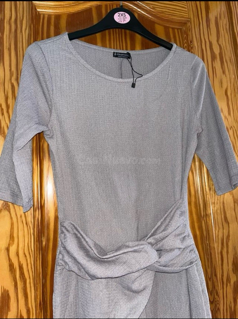 Vestido gris Stradivarius con nudo