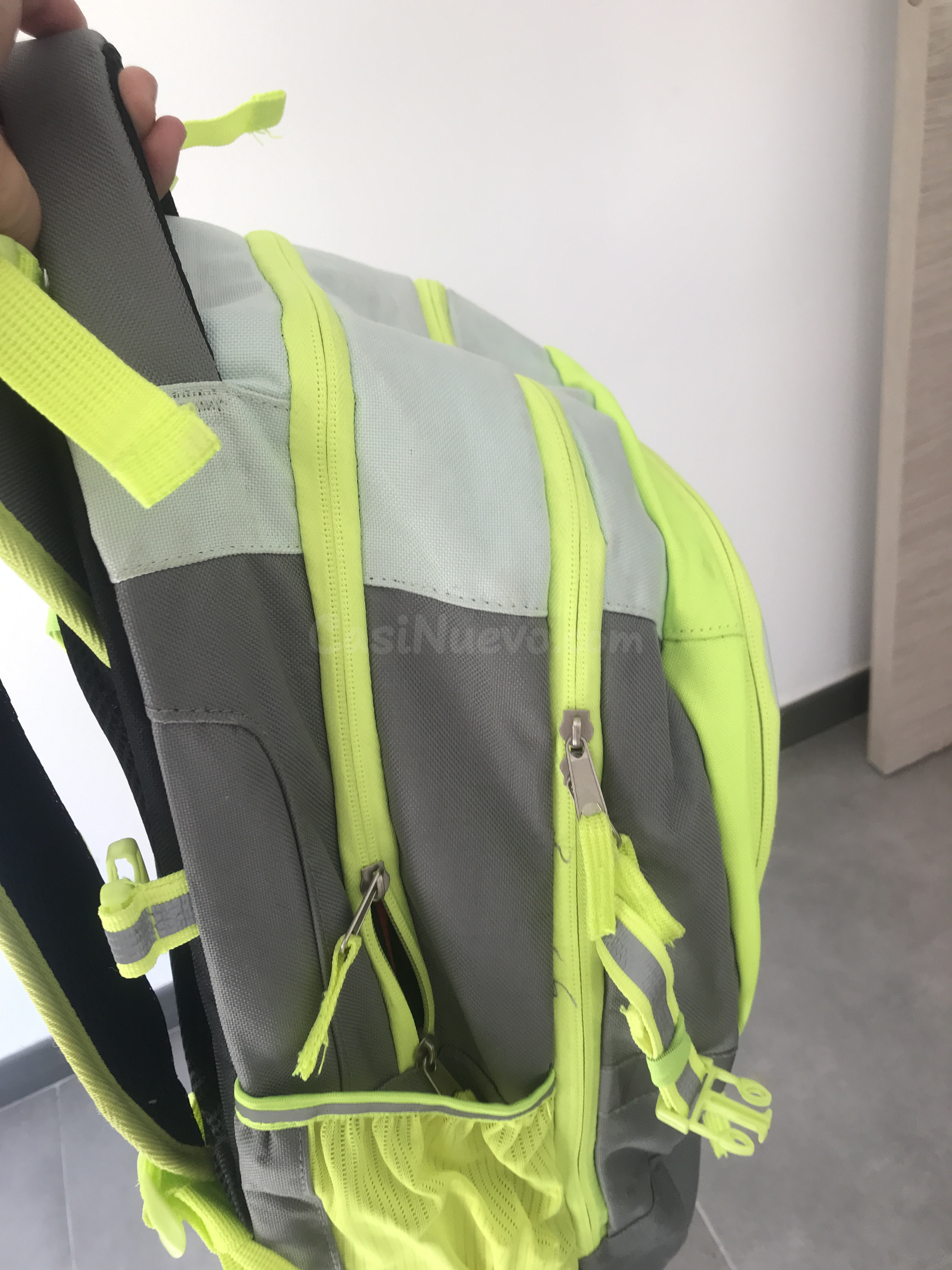 Mochila práctica gris y neón