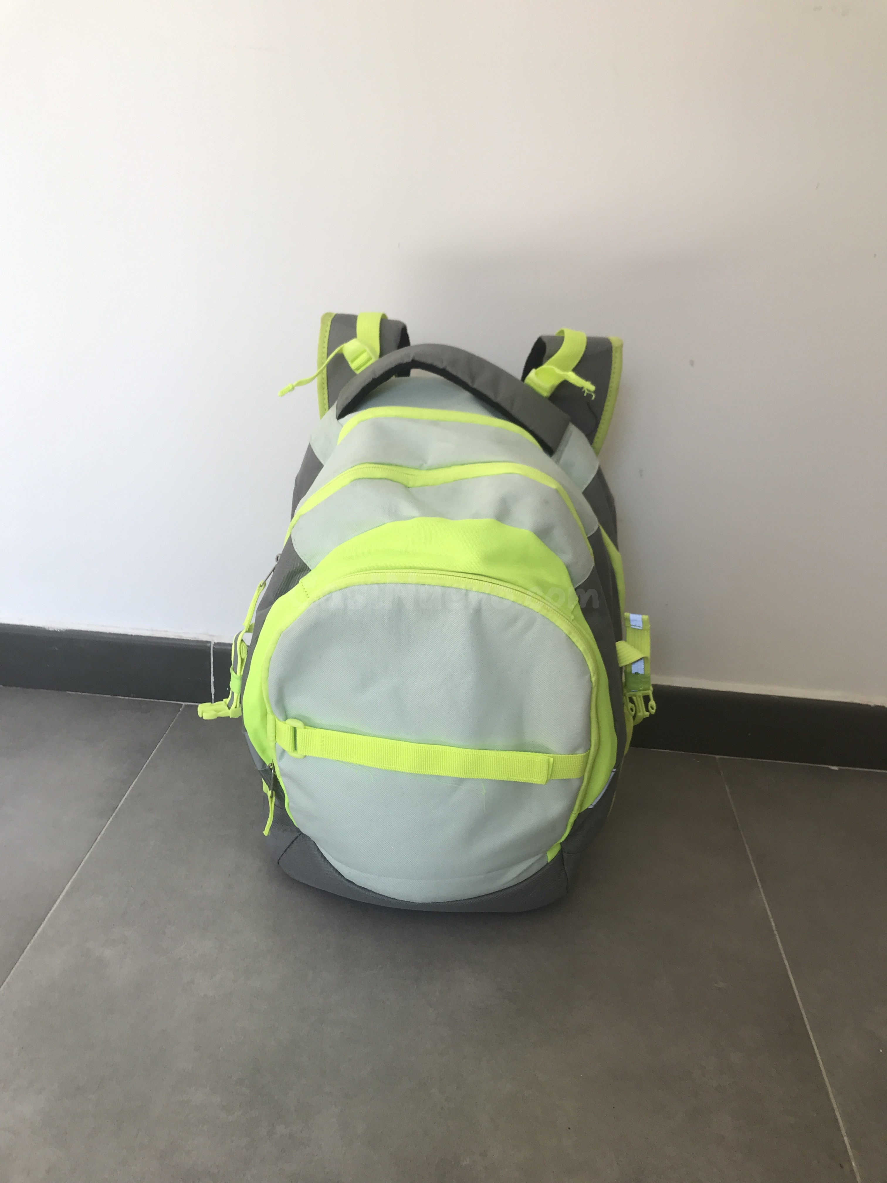 Mochila práctica gris y neón - foto 2