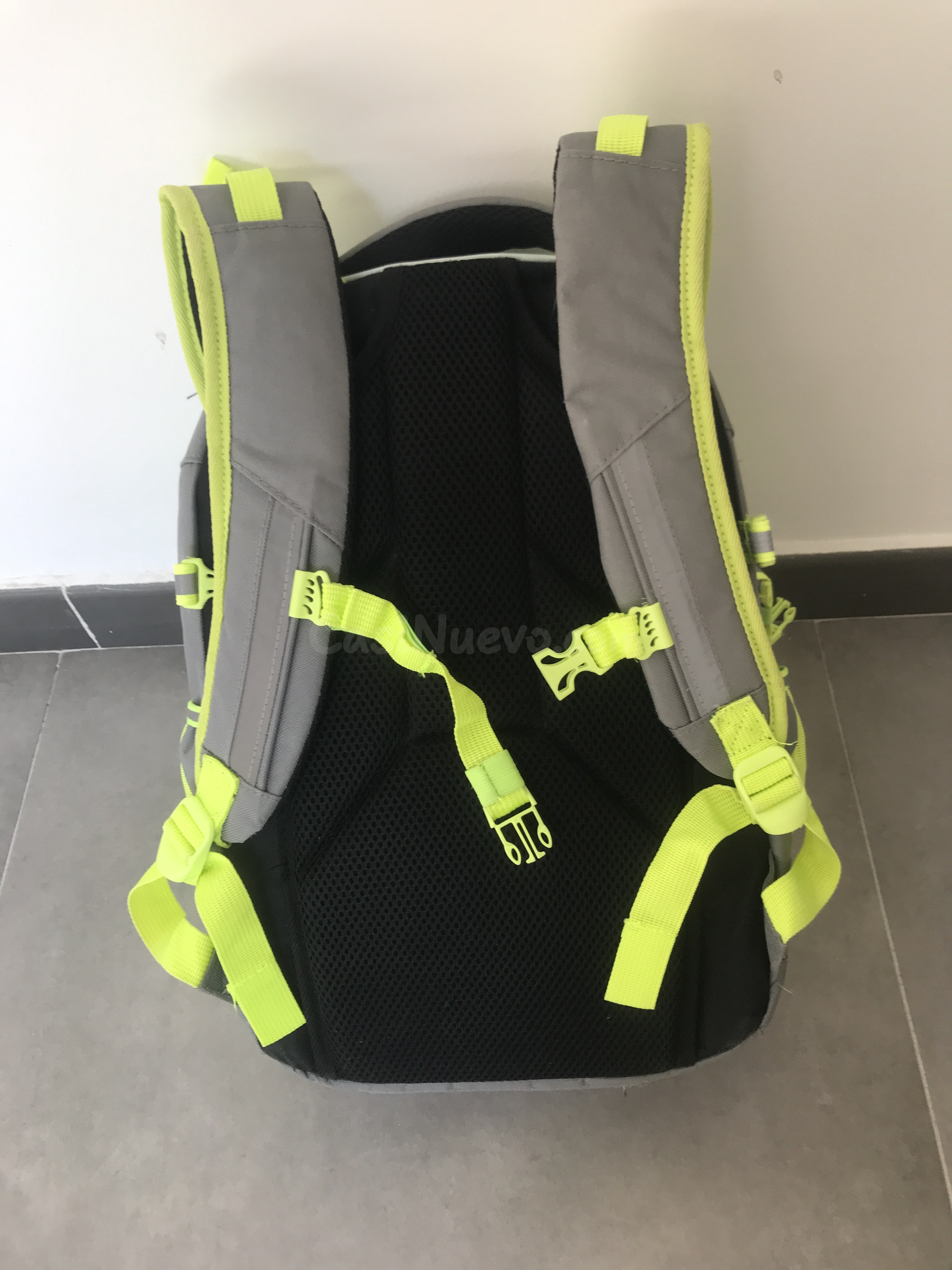 Mochila práctica gris y neón - foto 3