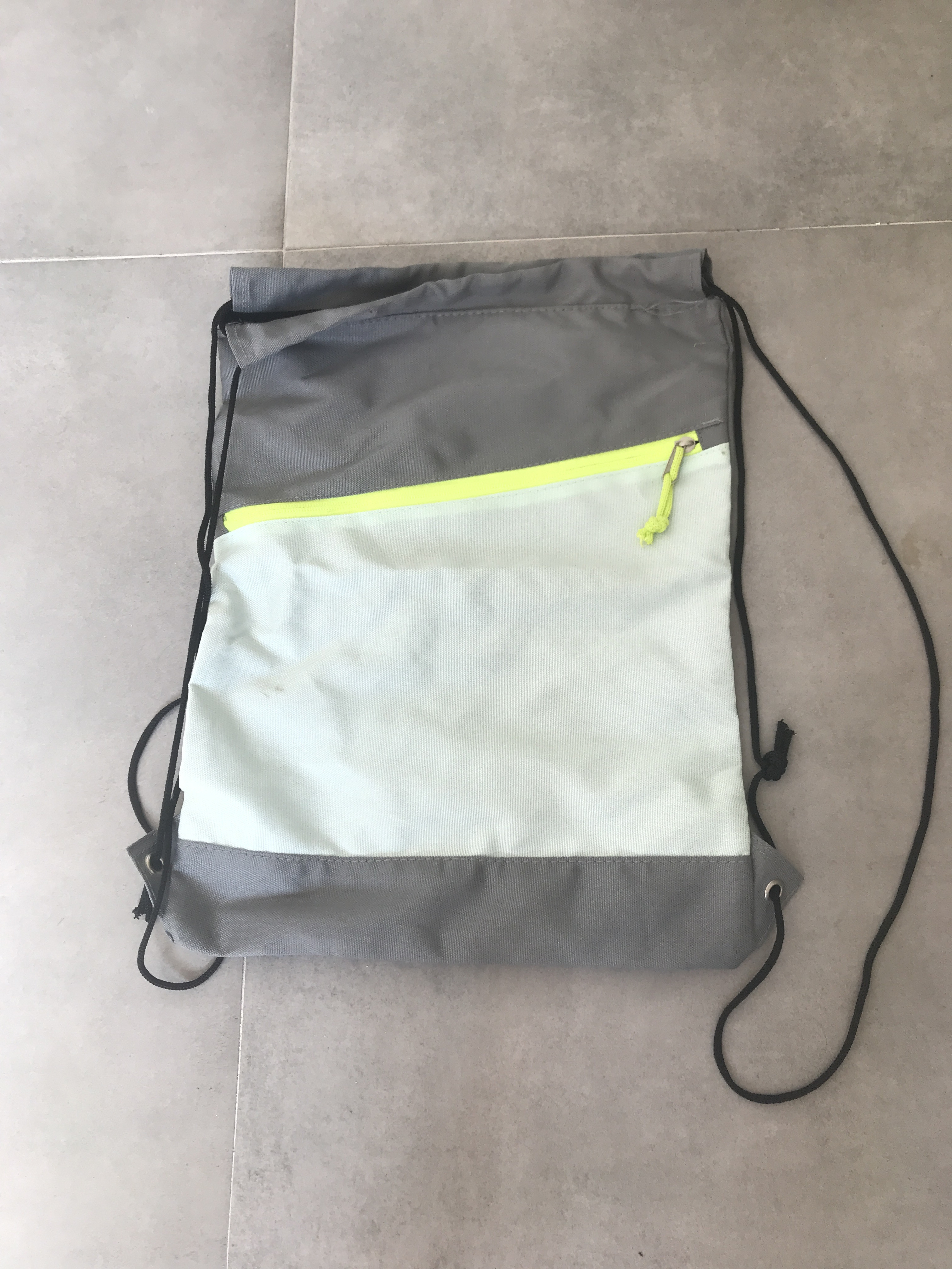 Mochila práctica gris y neón - foto 4