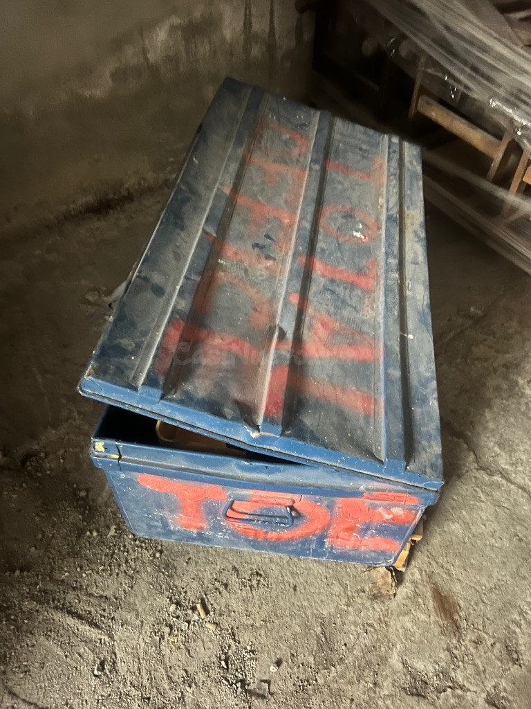 Baúl metálico industrial robusto