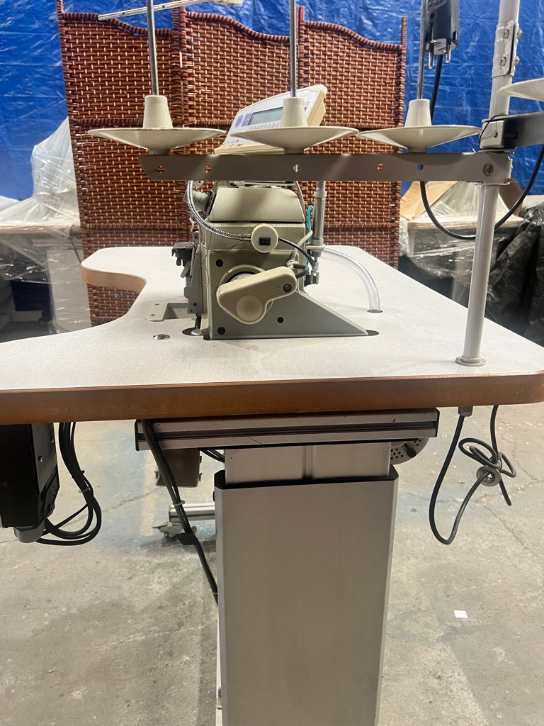 Overlock Industrial Juki CP-180 con mesa - foto 3
