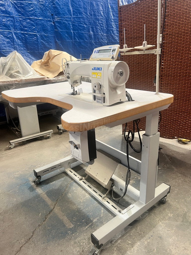 Vendo un lote de siete máquinas de coser con extras y mesas especiales regulables en altura correo e - foto 3