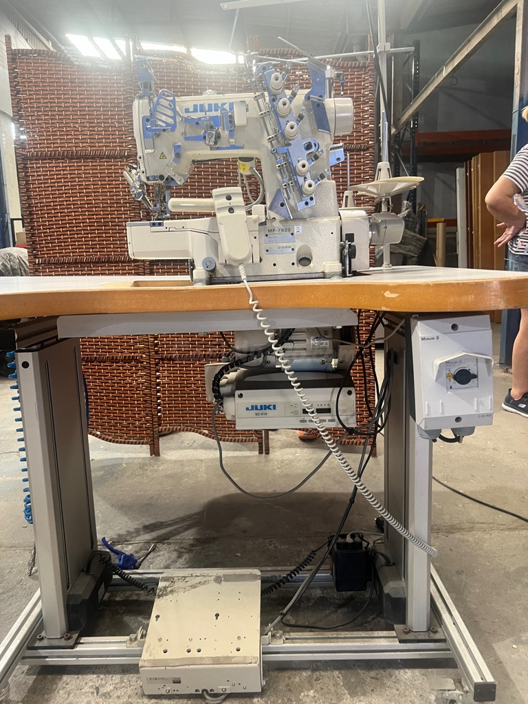 Vendo un lote de siete máquinas de coser con extras y mesas especiales regulables en altura correo e - foto 4