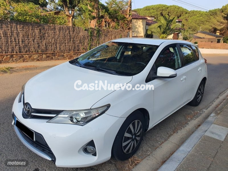 Toyota Auris 90D ACTIVE de 2014 con 175.000 Km por 8.250 EUR. en Girona