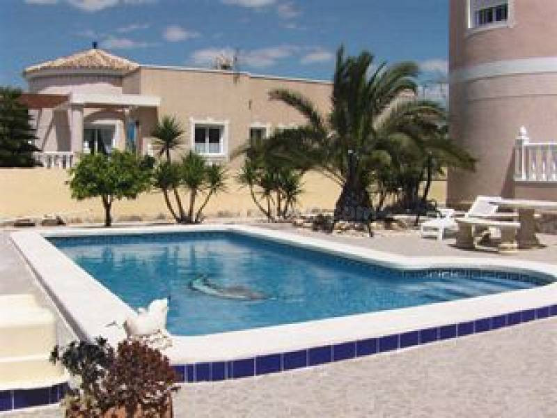 Chalet en venta en La Marina con 6 hab. y 1 baño Chalet la-marina