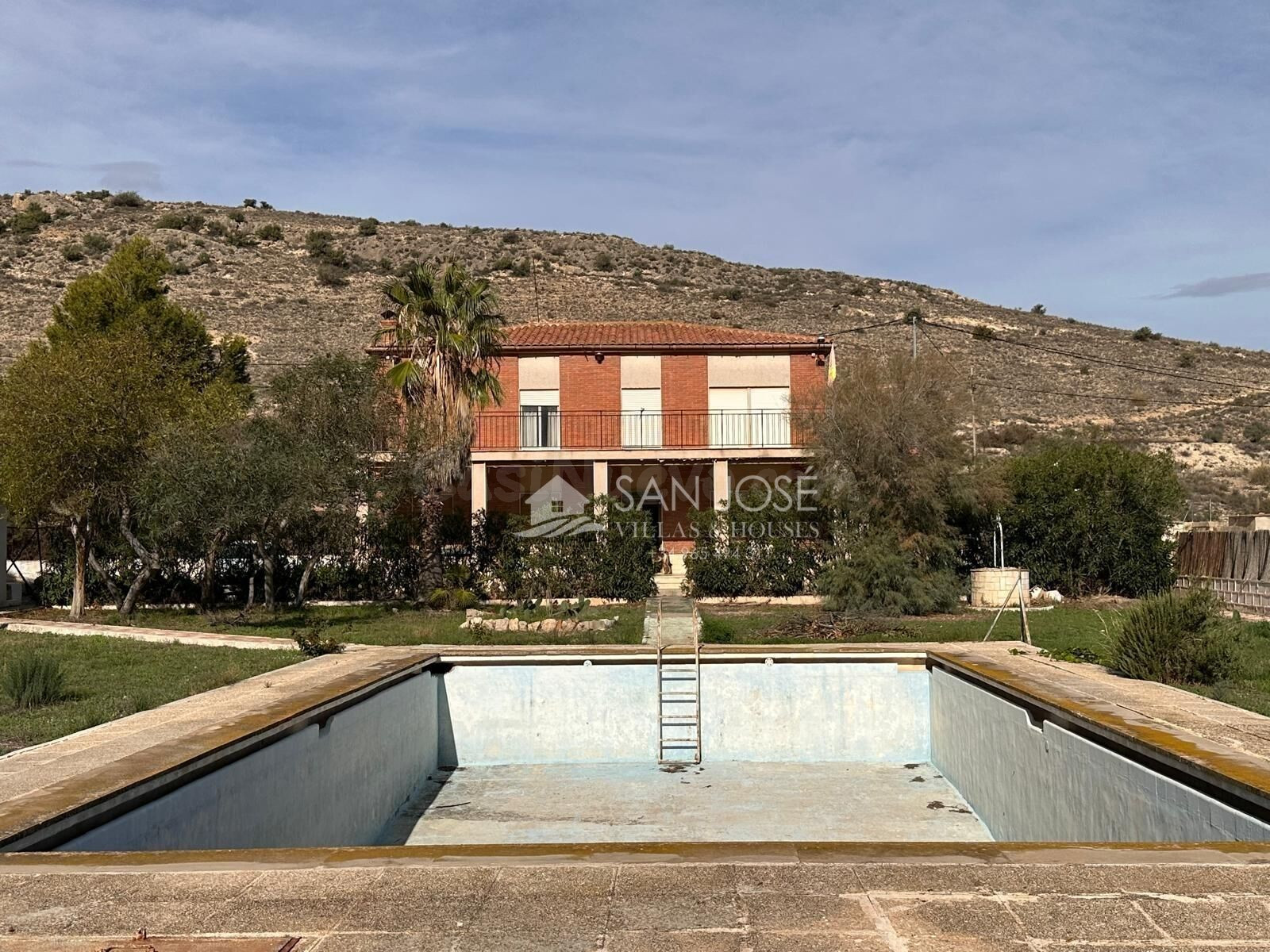 SE VENDE ESPECTACULAR CHALET EN ASPE