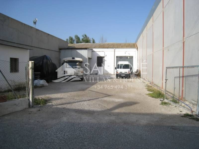 VENTA DE NAVE INDUSTRIAL EN ASPE ZONA CAMPO DE FUTBOL