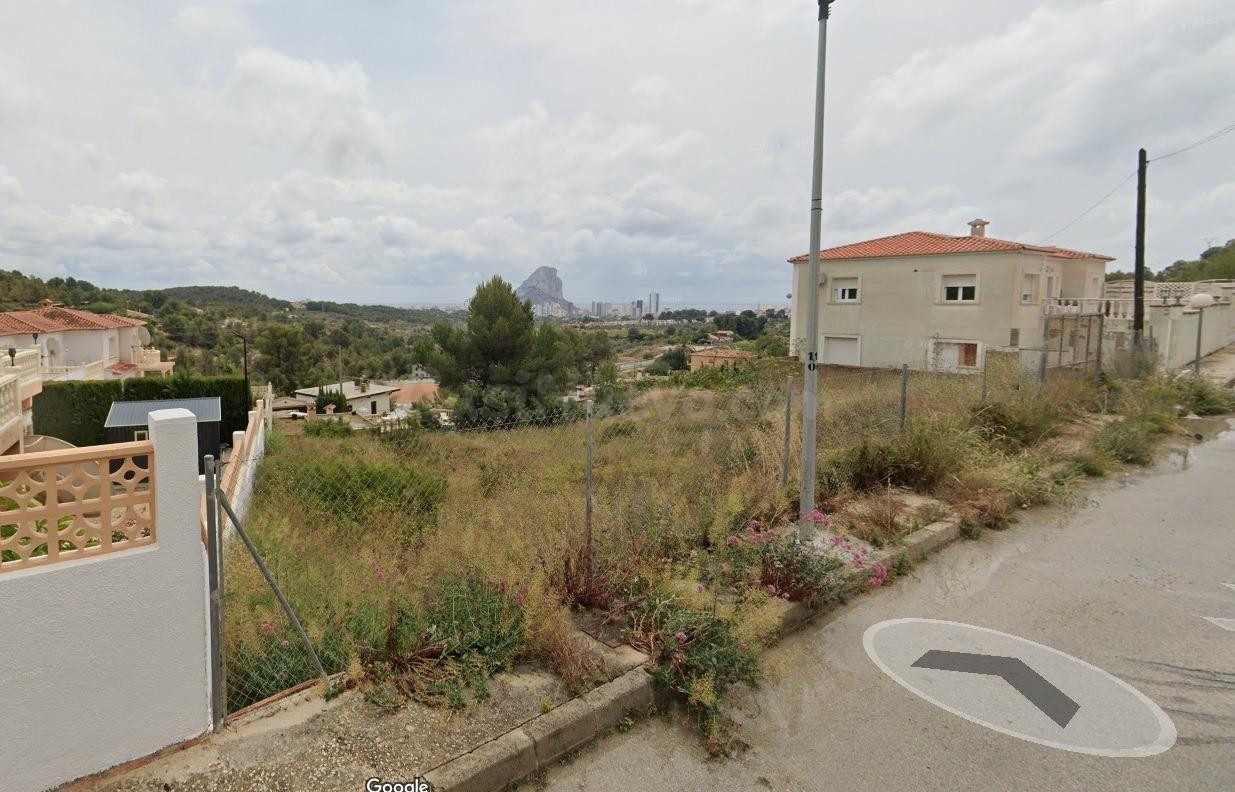 Parcela de 800m2 con bonitas vistas al peñón de Ifach
