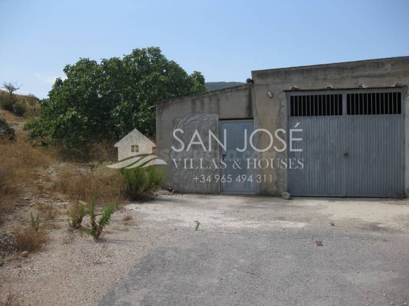 Inmobiliaria San Jose vende NAVE con terreno terciario en Hondón de las Nieves.