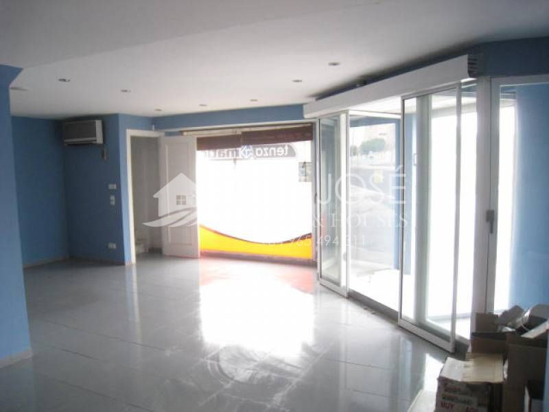 ALQUILER DE LOCAL EN NOVELDA CON MUCHAS OFICINAS, ESQUINA A DOS CALLES, BUEN PRECIO