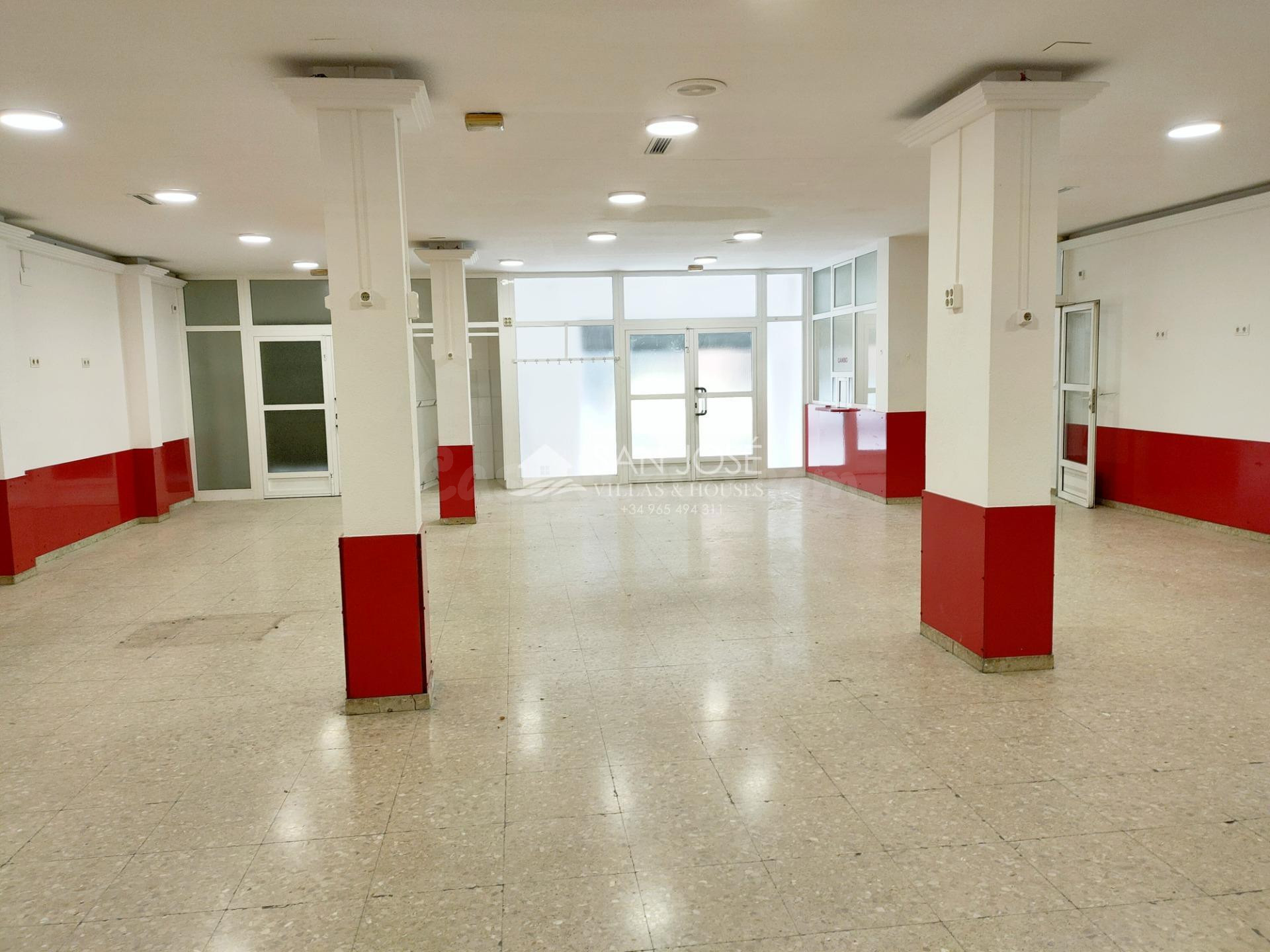 SE ALQUILA LOCAL COMERCIAL AL LADO DE LA PLAZA DE ABASTOS Y 