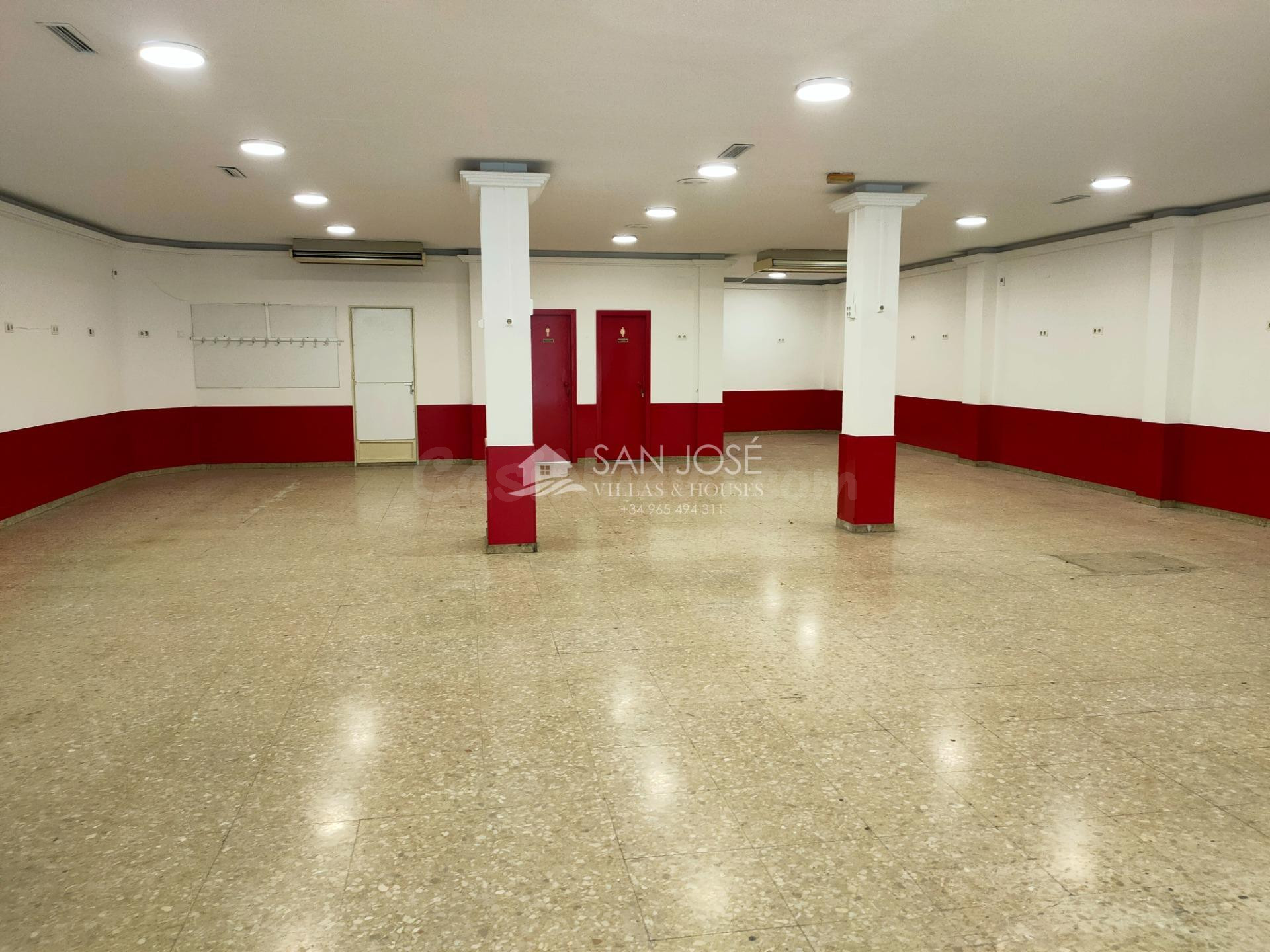 SE ALQUILA LOCAL COMERCIAL AL LADO DE LA PLAZA DE ABASTOS Y  - foto 2