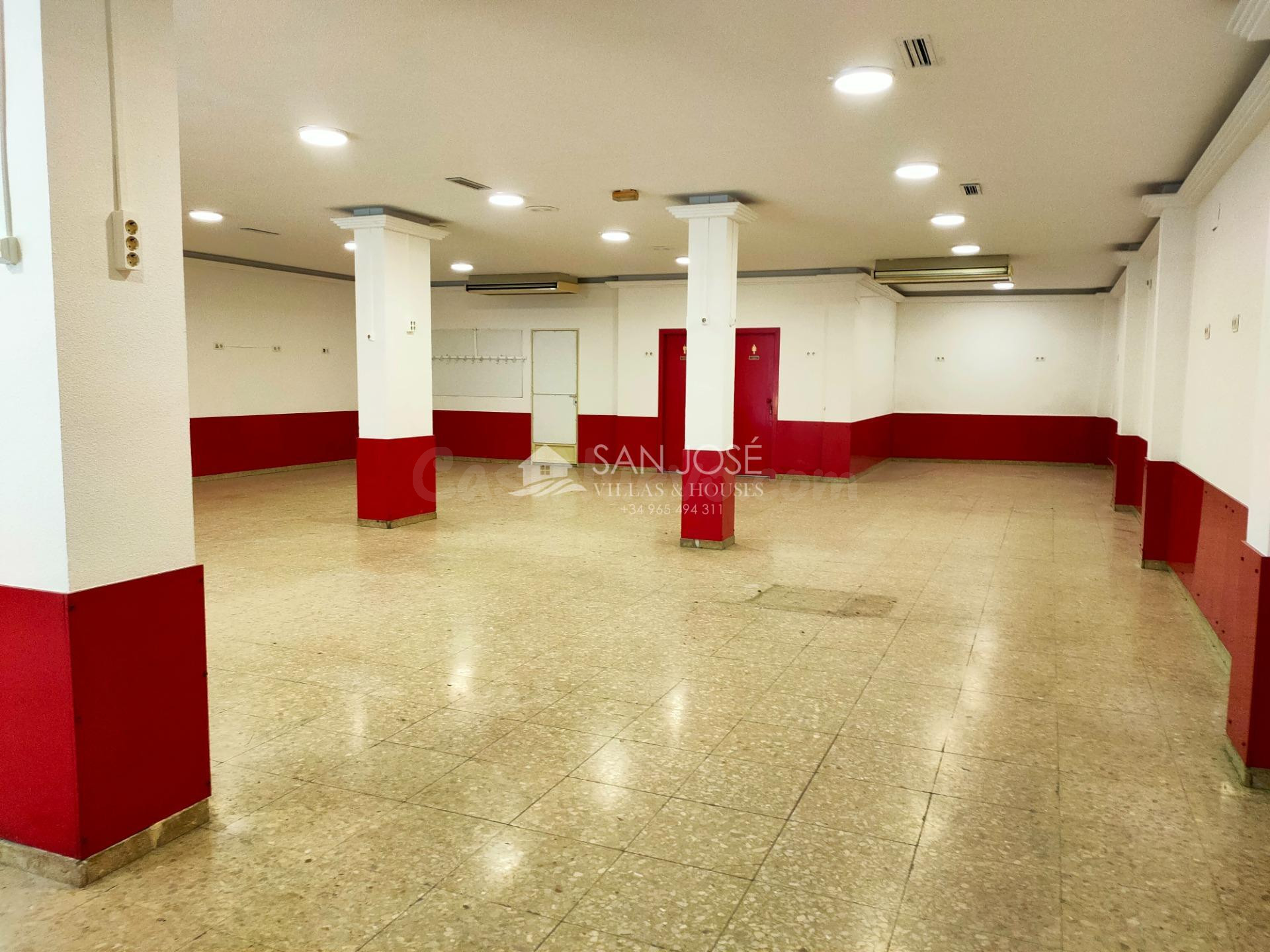 SE ALQUILA LOCAL COMERCIAL AL LADO DE LA PLAZA DE ABASTOS Y  - foto 4