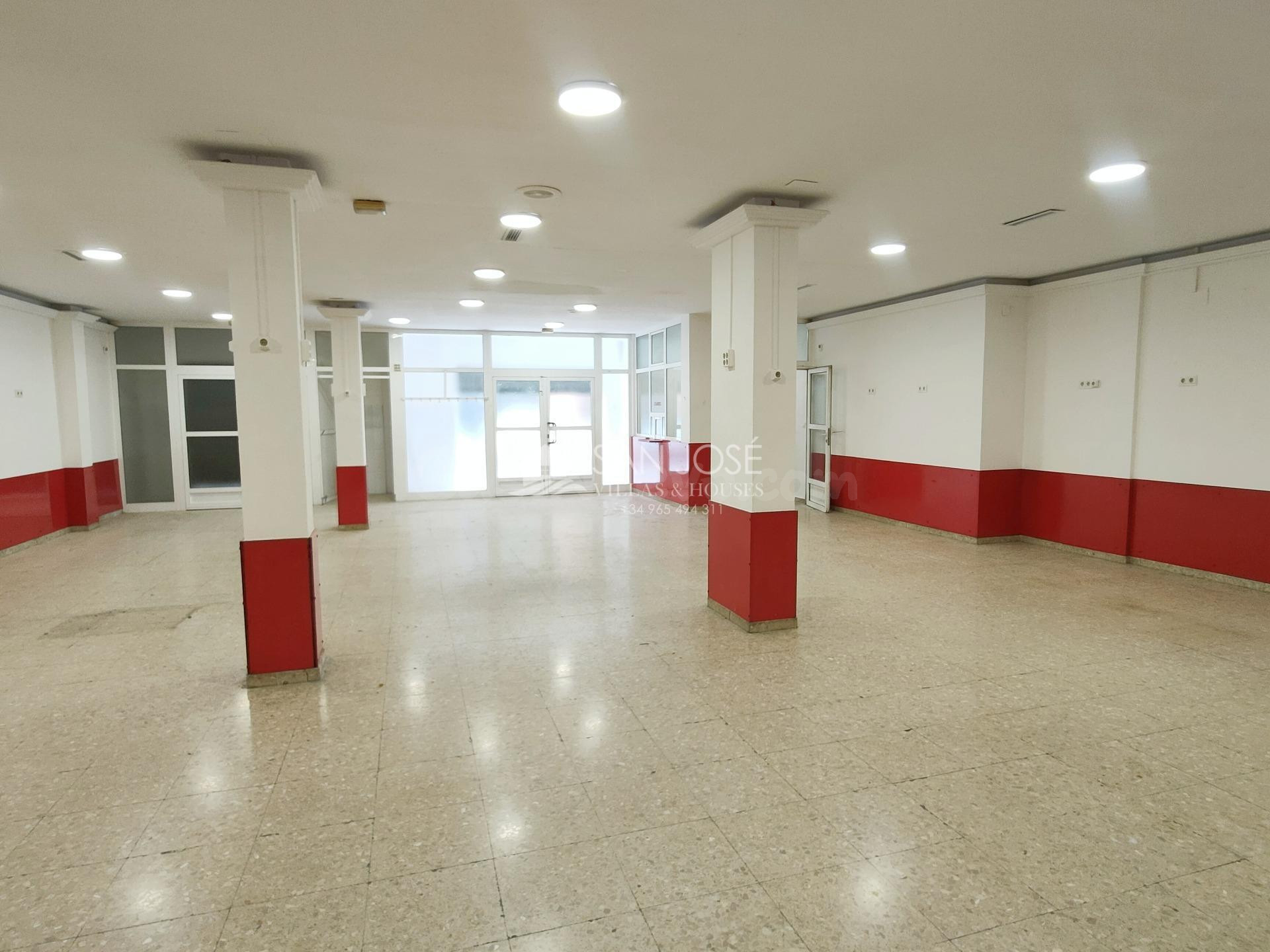 SE ALQUILA LOCAL COMERCIAL AL LADO DE LA PLAZA DE ABASTOS Y  - foto 5