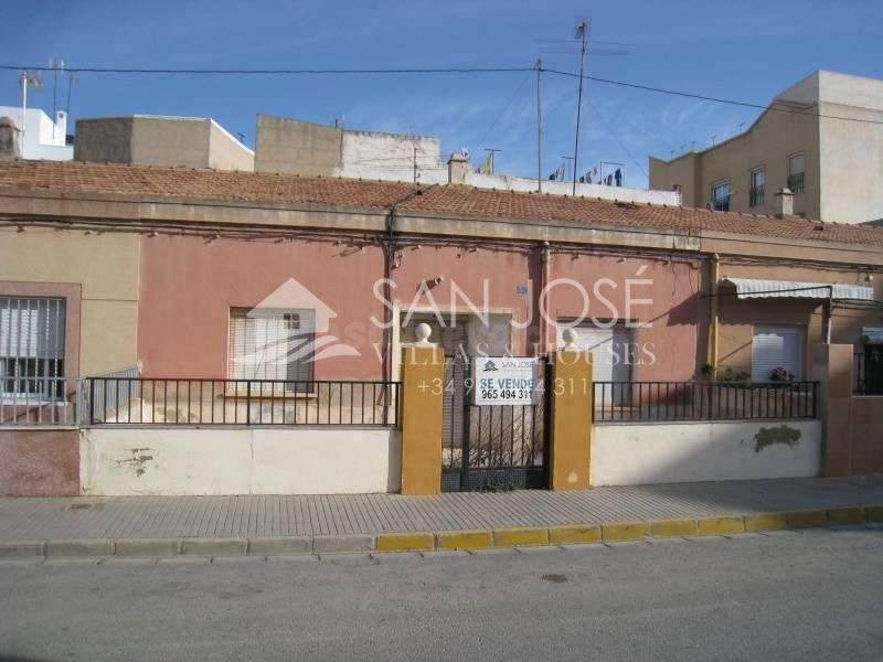 SE VENDE CASA PARA REFORMAR EN LA ZONA DEL CORAZÓN DE JESÚS EN ASPE
