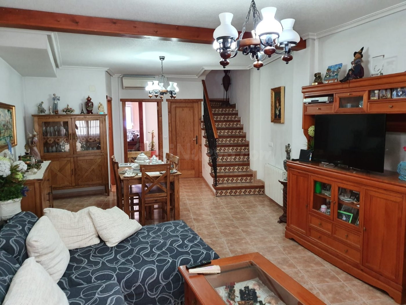 VENTA CASA ADOSADA EN PLENO CENTRO DE PINOSO