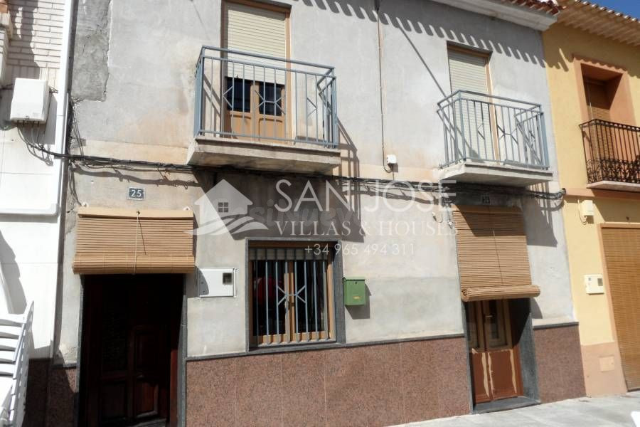 Dos casas unifamiliares unidas por la terraza, en el centro de Hondón de las Nieves