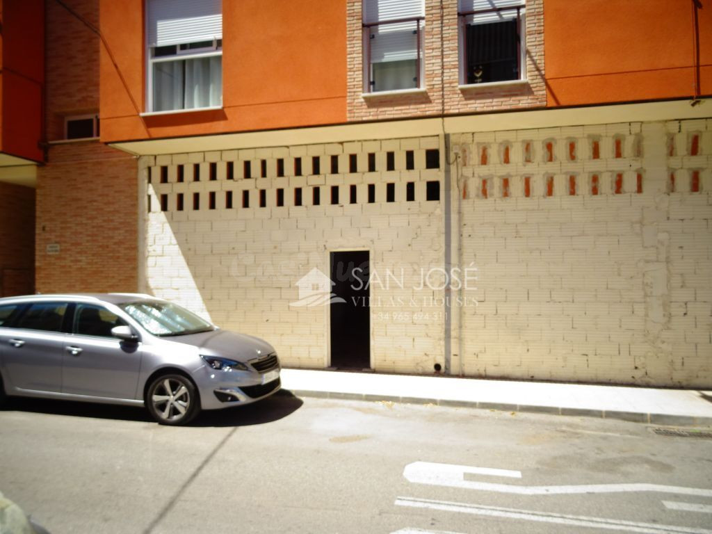 LOCAL COMERCIAL NUEVO DE ORIGEN EN CALLE BAILEN CON LEPANTO EN ASPE