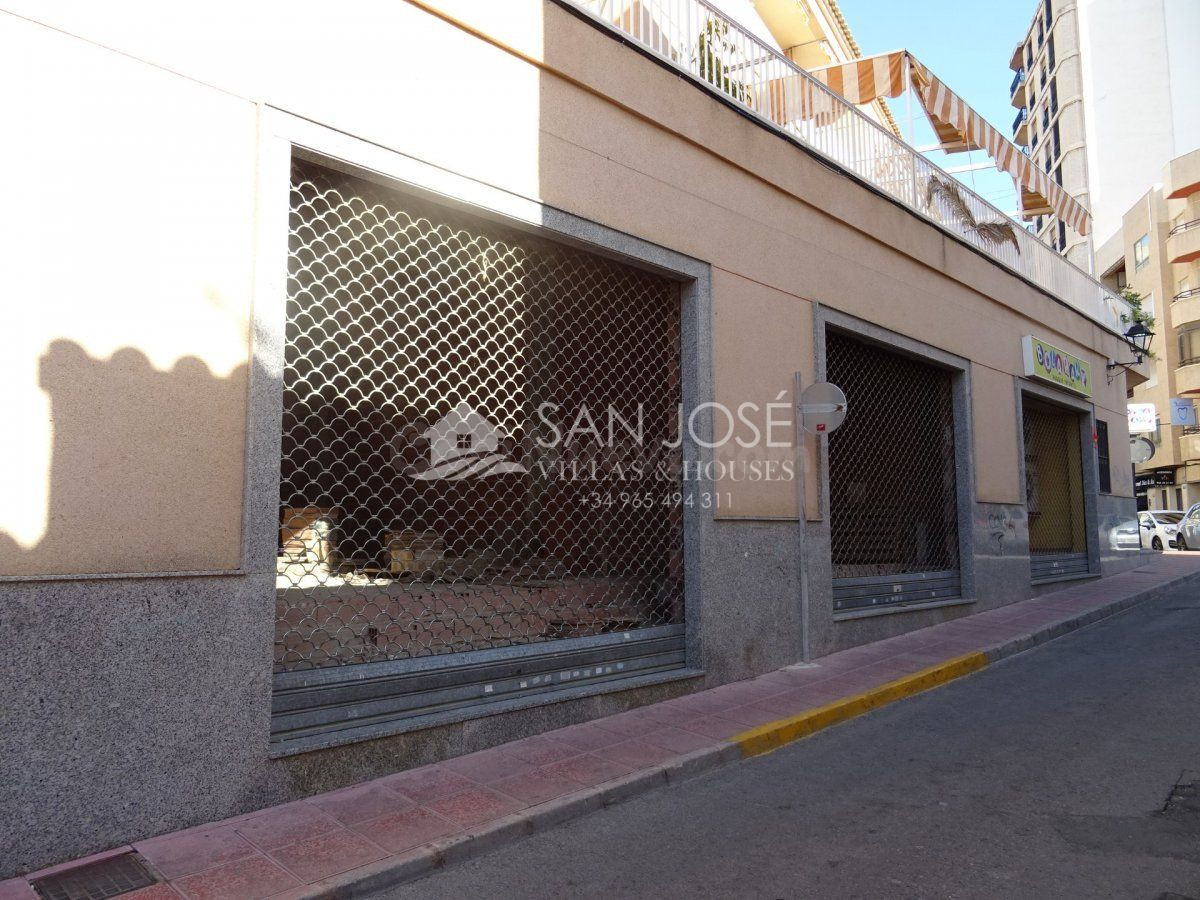 VENTA DE LOCAL COMERCIAL EN ZONA CENTRO A 50 METROS DE LA PL - foto 3