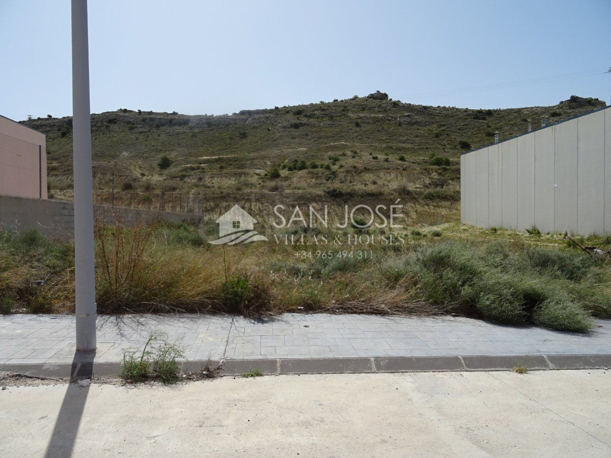 VENTA DE TERRENO INDUSTRIAL EN ASPE EN POLÍGONO, MUY BIEN UBICADO PARA AUTOVIAS CERCA DE ELCHE