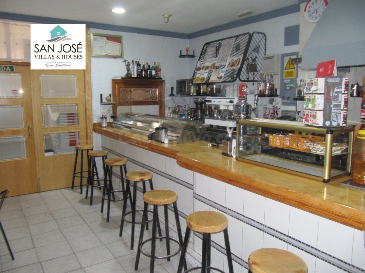 SE VENDE LOCAL COMERCIAL CON NEGOCIO EN PLENO FUNCIONAMIENTO EN NOVELDA(ALICANTE)