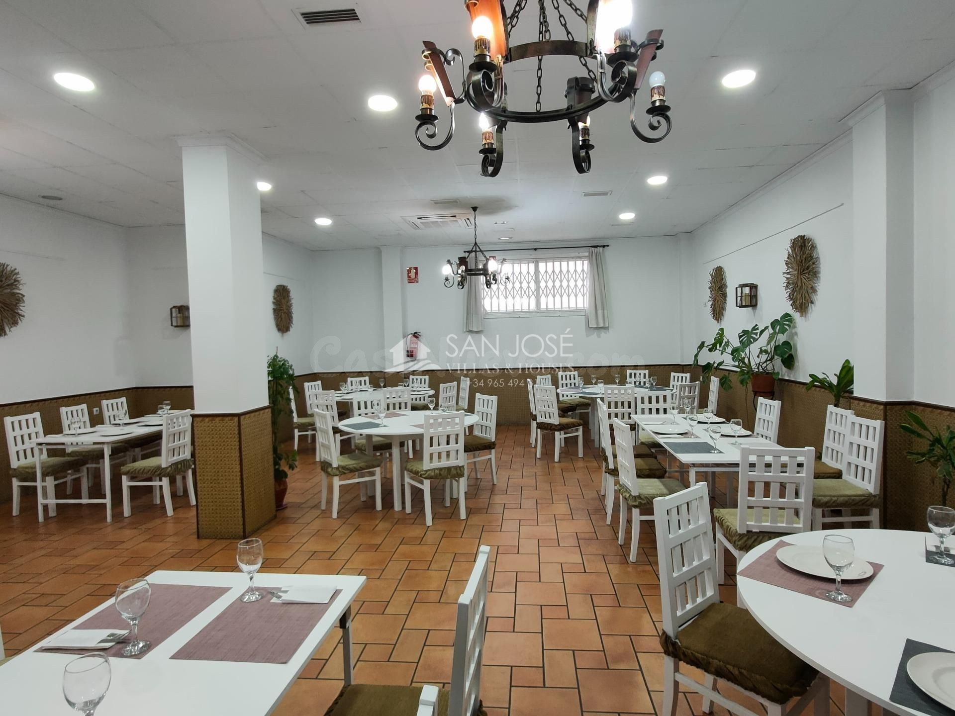 SE VENDE LOCAL CON RESTAURANTE EN PLENO FUNCIONAMIENTO DEMOSTRABLE POR NO PODER ATENDER EN ASPE