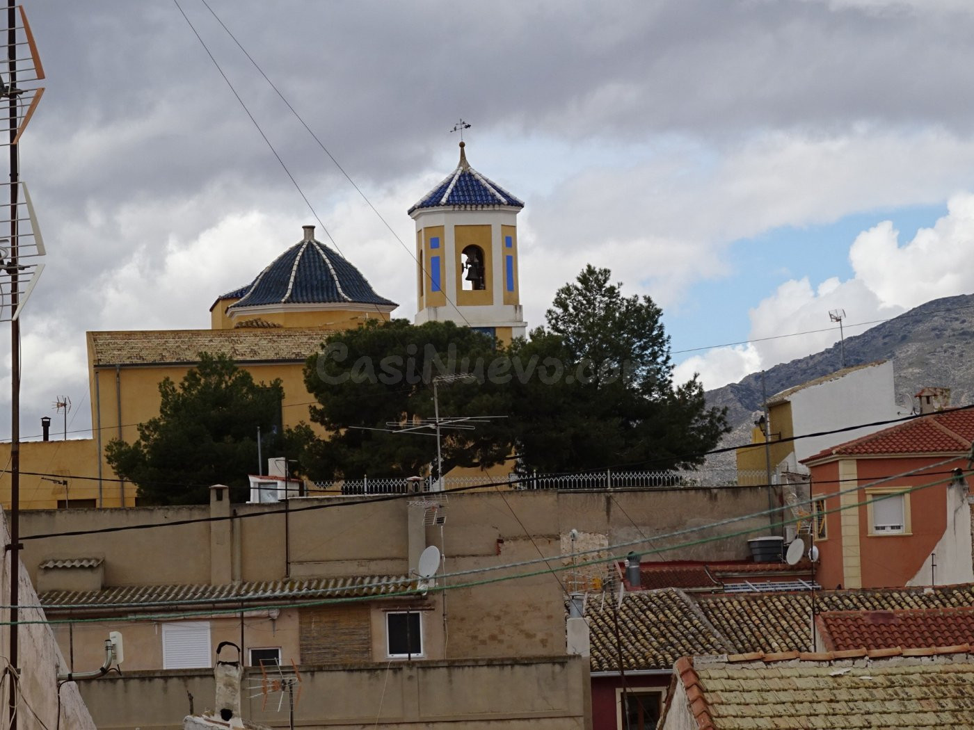 SE VENDE EDIFICIO CON DOS PISOS Y UN LOCAL COMERCIAL EN EL CENTRO DE HONDÓN DE LAS NIEVES.