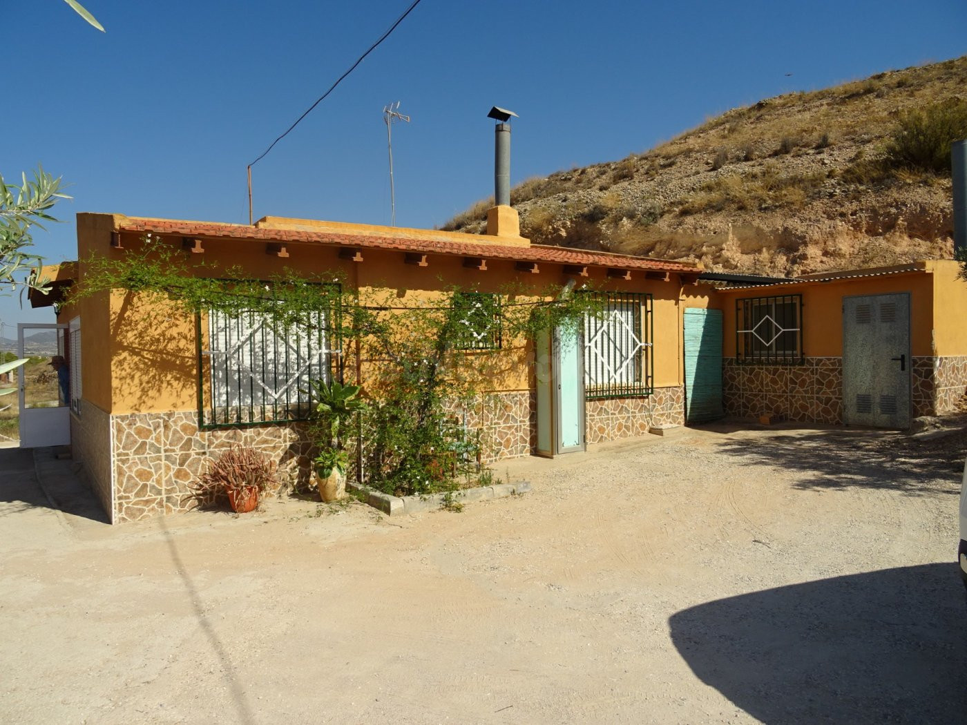 SE VENDE CASA DE CAMPO CON FINCA PLANTADA EN PRODUCCIÓN CERCA DE SANTA ELENA EN ASPE