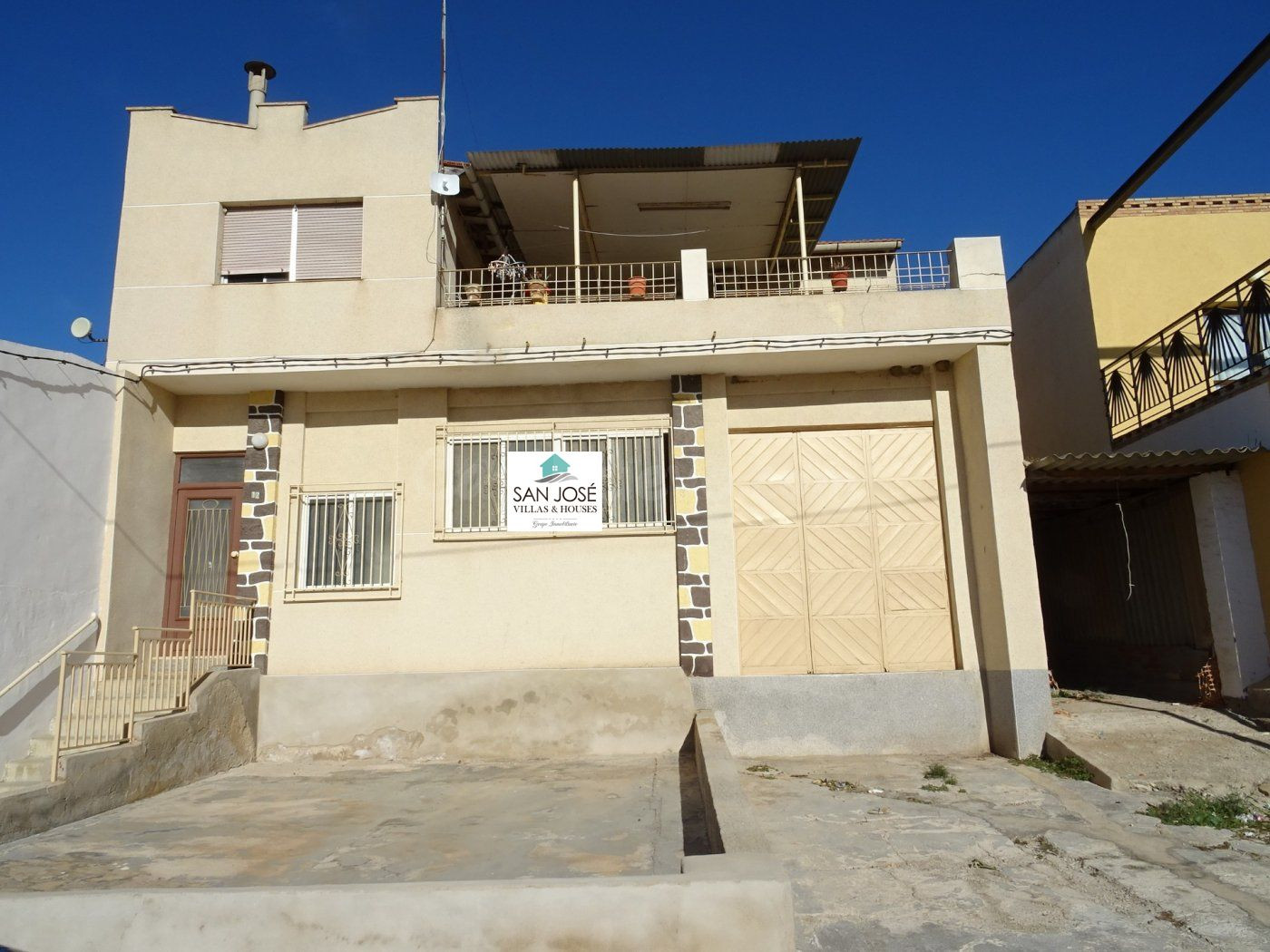 SE VENDE CASA CON NAVE EN LA PLANTA BAJA EN BUENA ZONA EN HONDÓN DE LOS FRAILES