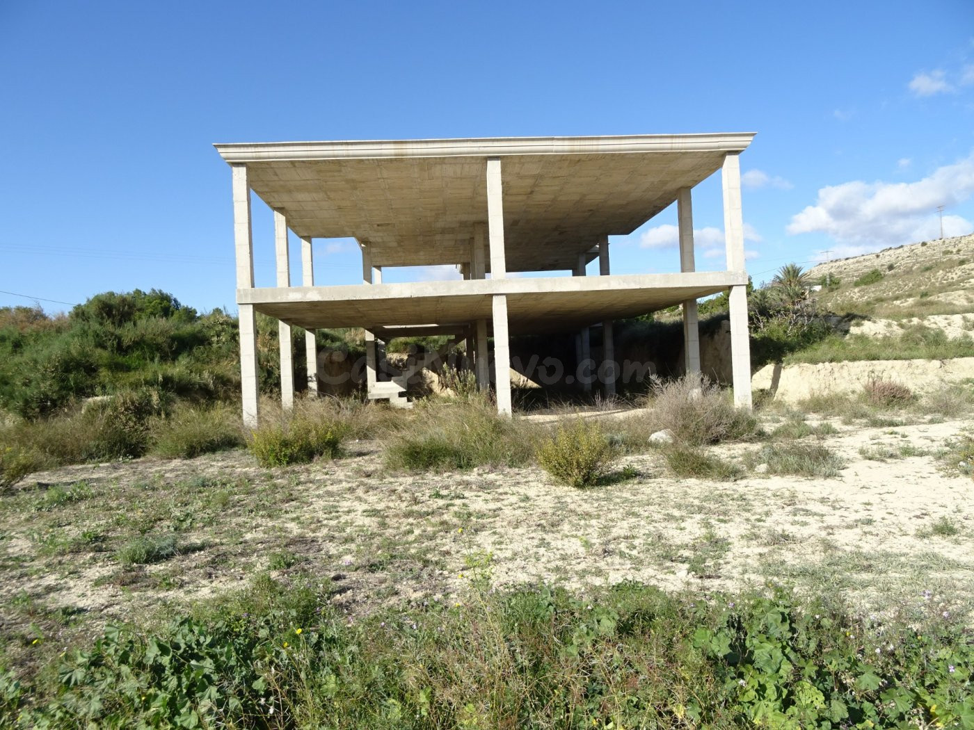SE VENDE PARCELA DE 10000 M2 CON ESTRUCTURA PARA UN CHALET DE 400 M2 ZONA BORISA EN ASPE