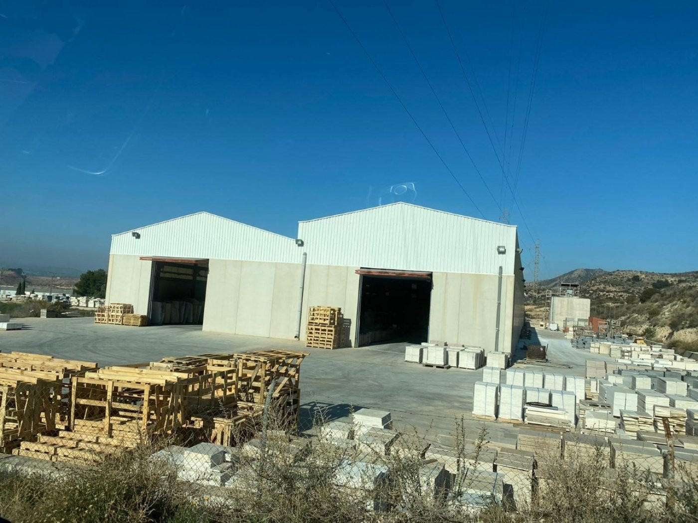 VENTA DE ESTUPENDA NAVE INDUSTRIAL EN NOVELDA