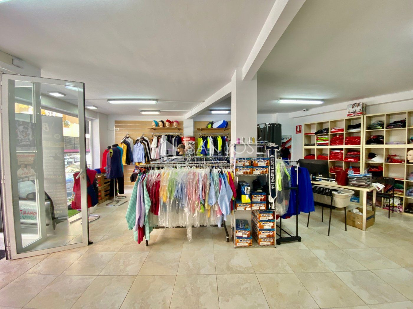 VENTA DE LOCAL COMERCIAL EN CENTRO DE BENIDORM CON TRES ESCAPARATES AL EXTERIOR