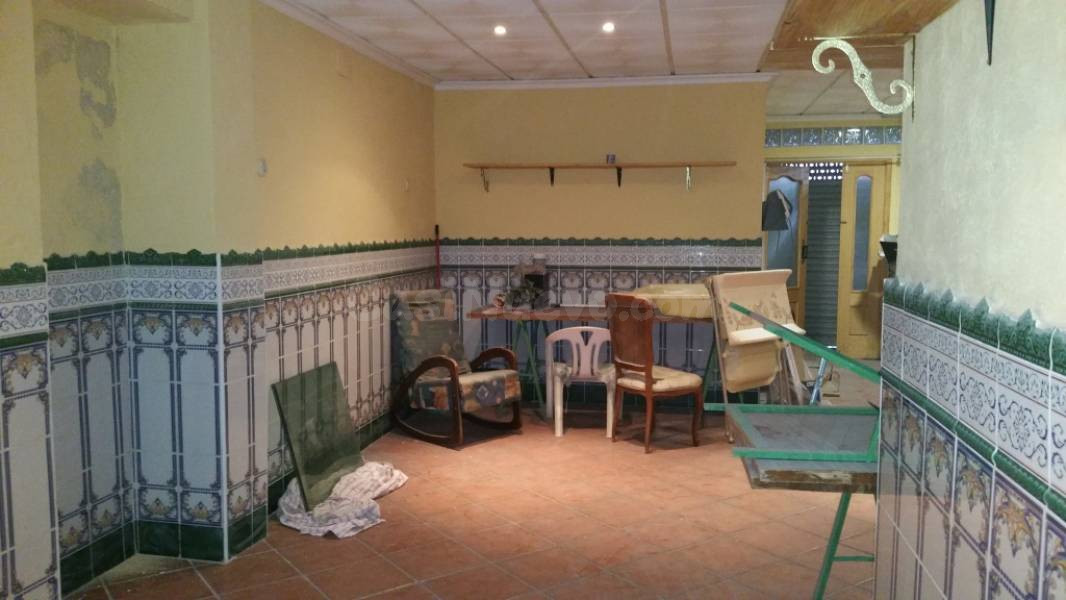 LOCAL COMERCIAL .SEMIRREFORMADO