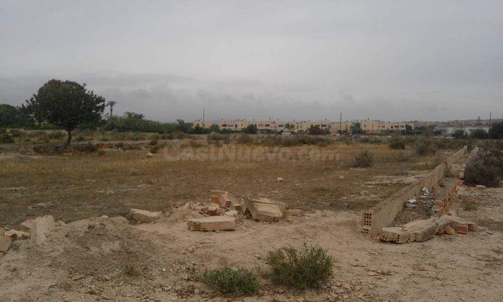 SE VENDE O ALQUILA TERRENO CON CASA PARA REFORMAR , 25.000 M - foto 5