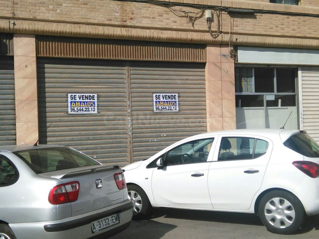 LOCAL EN EDIFICIO DIANA,  4 PUERTAS, LOCAL A CALLE Y JARDINES INTERIORES.