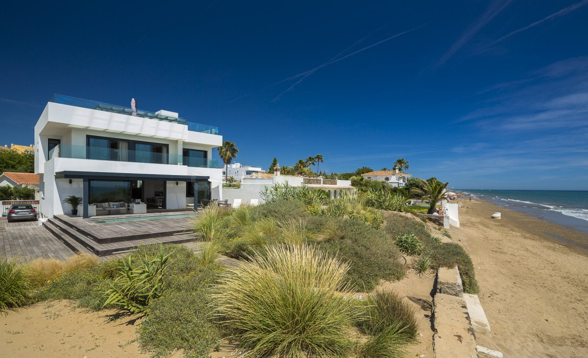Increible villa en primera linea de la playa, CostaBella, Marbella