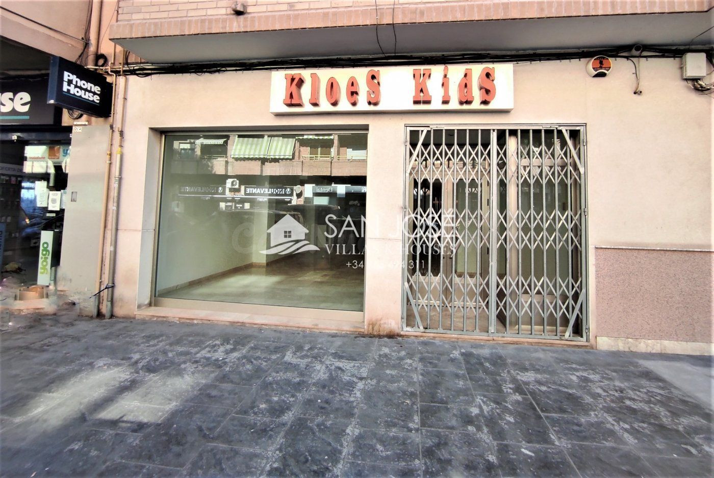 SE VENDE  ATRACTIVO LOCAL COMERCIAL EN NOVELDA EN ZONA DE LA AVENIDA DE LA CONSTITUCIÓN.