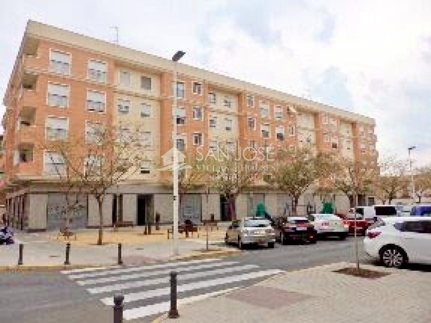 SE VENDE O ALQUILA MAGNIFICO LOCAL MAS SOTANO DE MANZANA COMPLETA FRENTE CORTE INGLES EN ELCHE